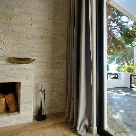Phaedrus Living: Luxury Maisonette *